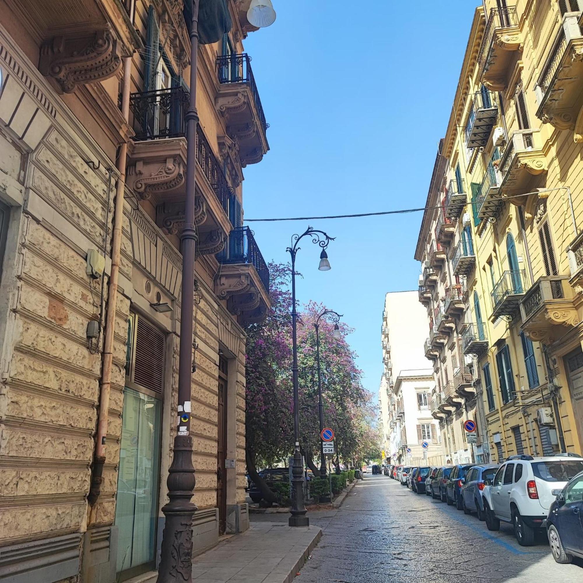 Casa Vacanze Da Ruggero Al Massimo Palermo Bagian luar foto