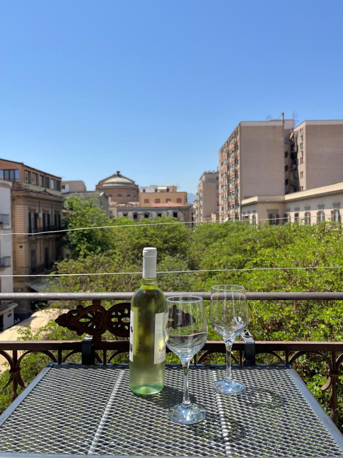 Casa Vacanze Da Ruggero Al Massimo Palermo Bagian luar foto