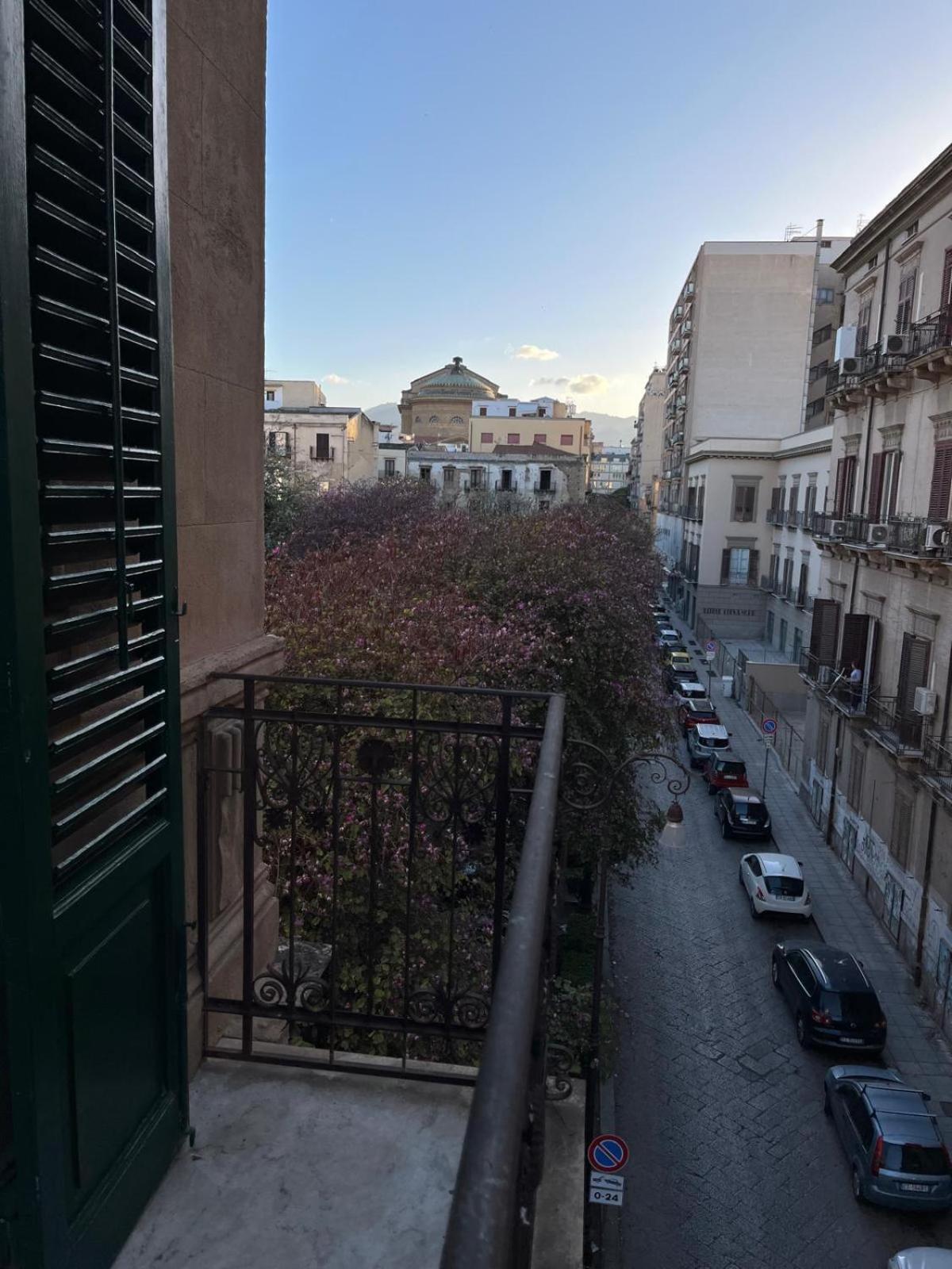Casa Vacanze Da Ruggero Al Massimo Palermo Bagian luar foto